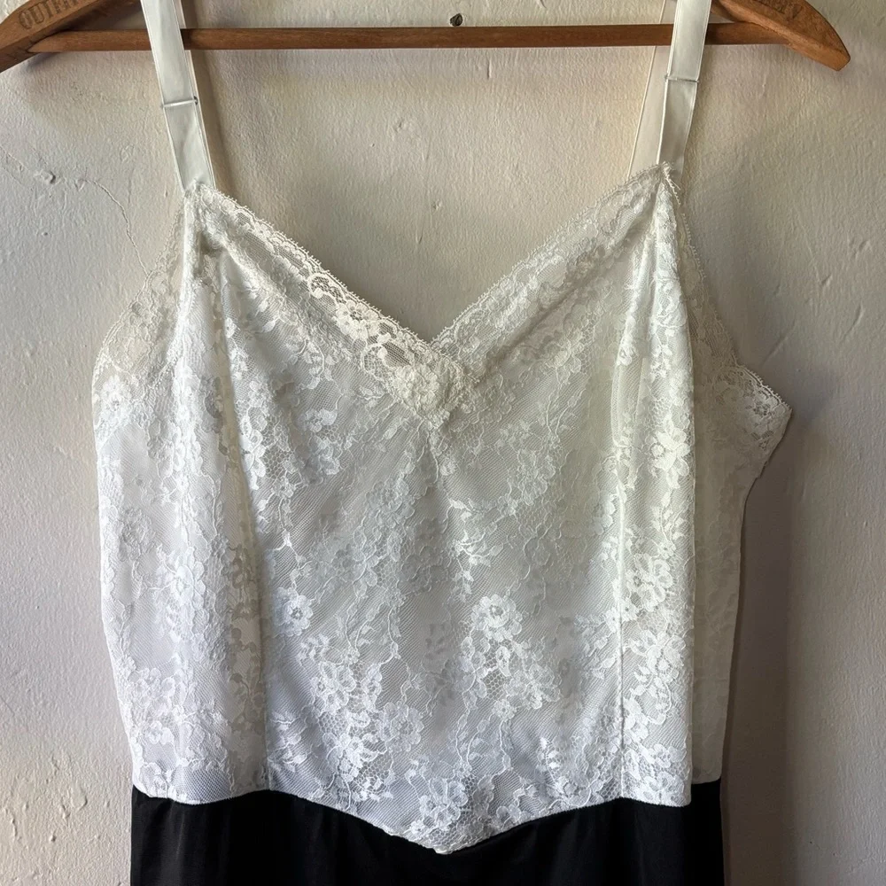 Vintage y2k black and white slip with lace details